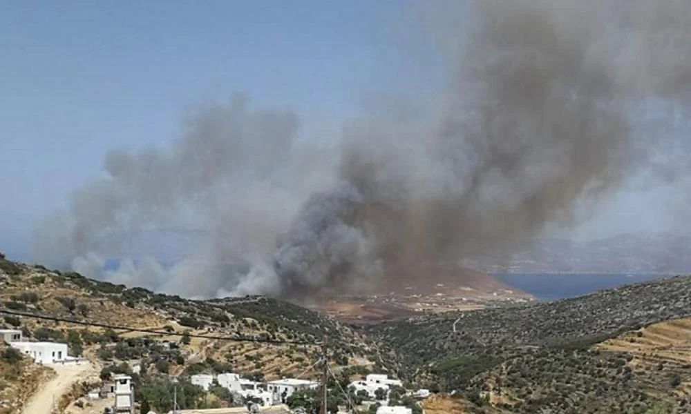 Πάρος: Προσπαθούν να «πιάσουν» την φωτιά πριν πέσει το σκοτάδι (video)